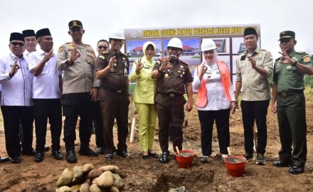 Bupati dan Kajati Tandai Pembangunan Kantor Kejaksaan Musi Rawas Dengan Meletakkan Batu Pertama